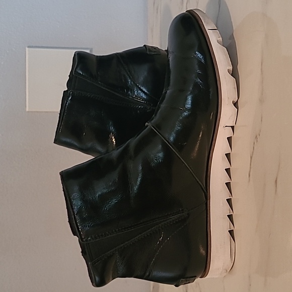 Sorel Harlow Black Waterproof Patent Leather Chelsea Zip Ankle Boots Wmns 8 - Picture 8 of 13